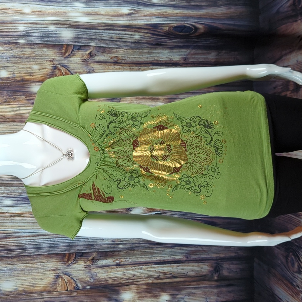 Freedom by Next Era sz M (Runs Small) Green & Metallic Gold Floral Print T-Shirt